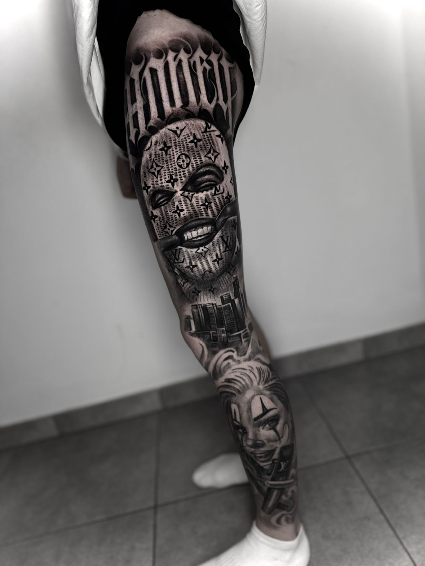 Black & Grey Leg Sleeve mit Balaclava und Skyline