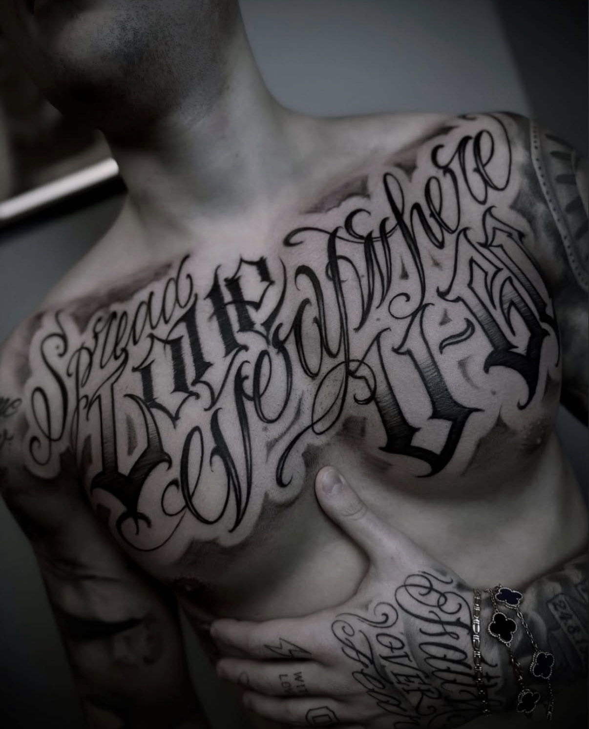 Chicano Lettering an der Brust