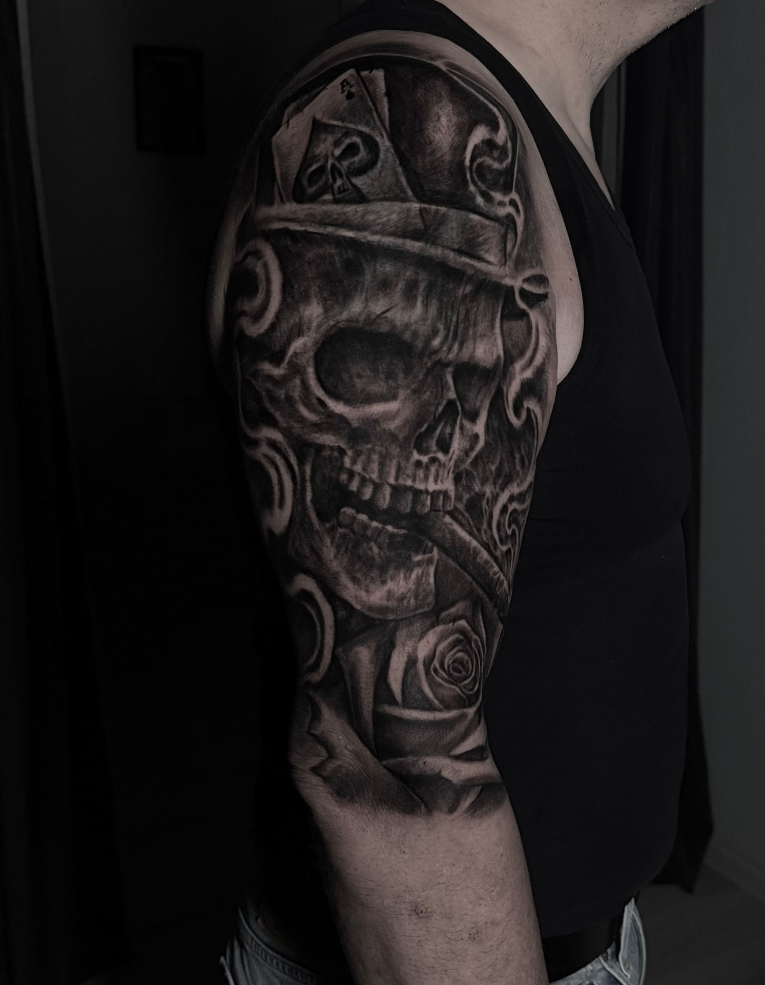 Skull Sleeve mit Rosen und Spielkarten